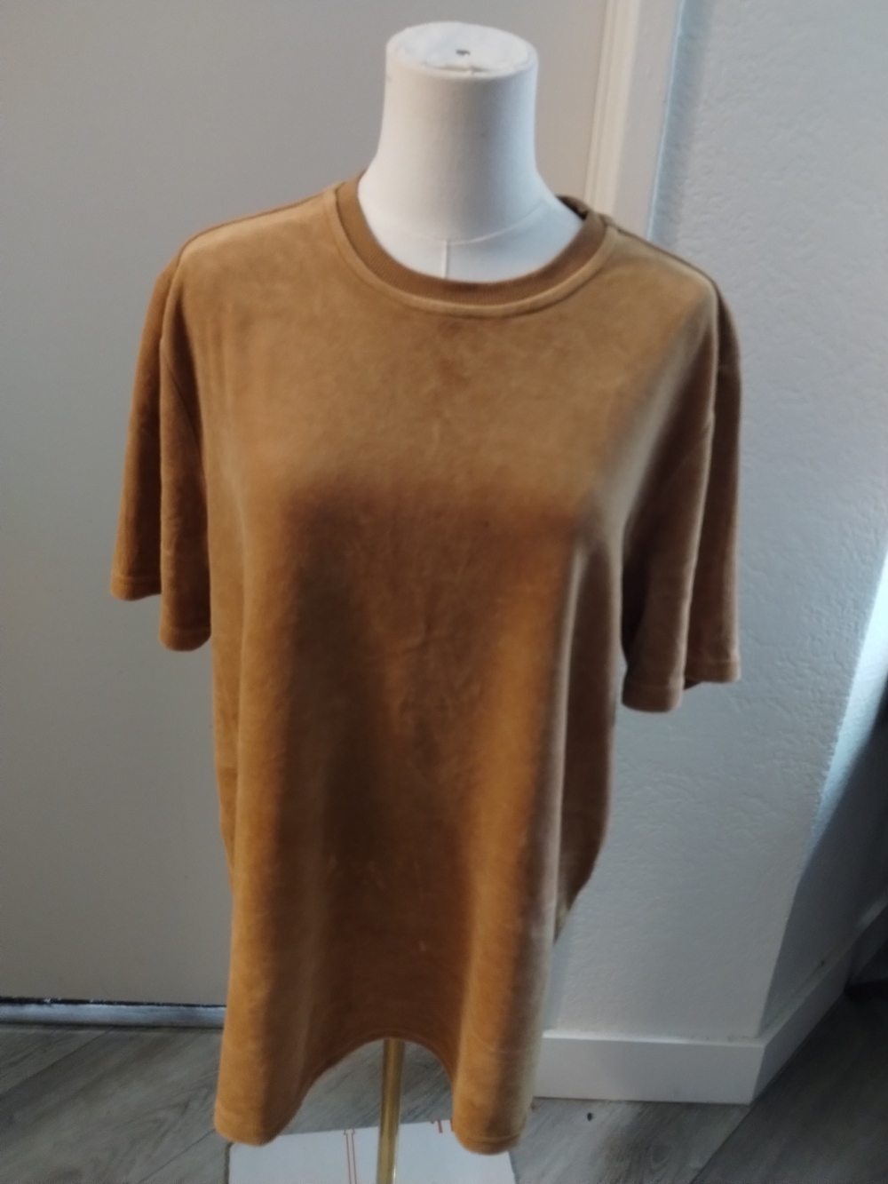 Sean John Short Sleeve Crewneck Velvet Shirt in Camel